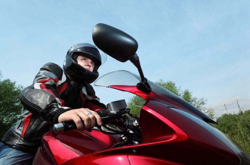 Casque pour moto-cross: les critères à prendre en compte pour bien choisir