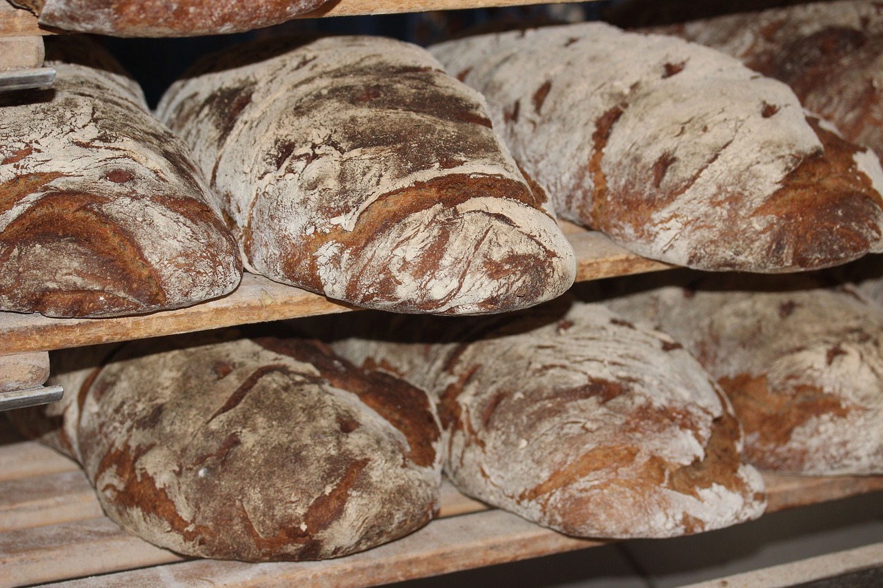 découvrez le pain artisanal, une véritable tradition culinaire. fabriqué avec des ingrédients de qualité et selon des méthodes traditionnelles, notre pain offre une croûte croustillante et une mie moelleuse. savourez l'authenticité du fait maison pour accompagner tous vos repas.