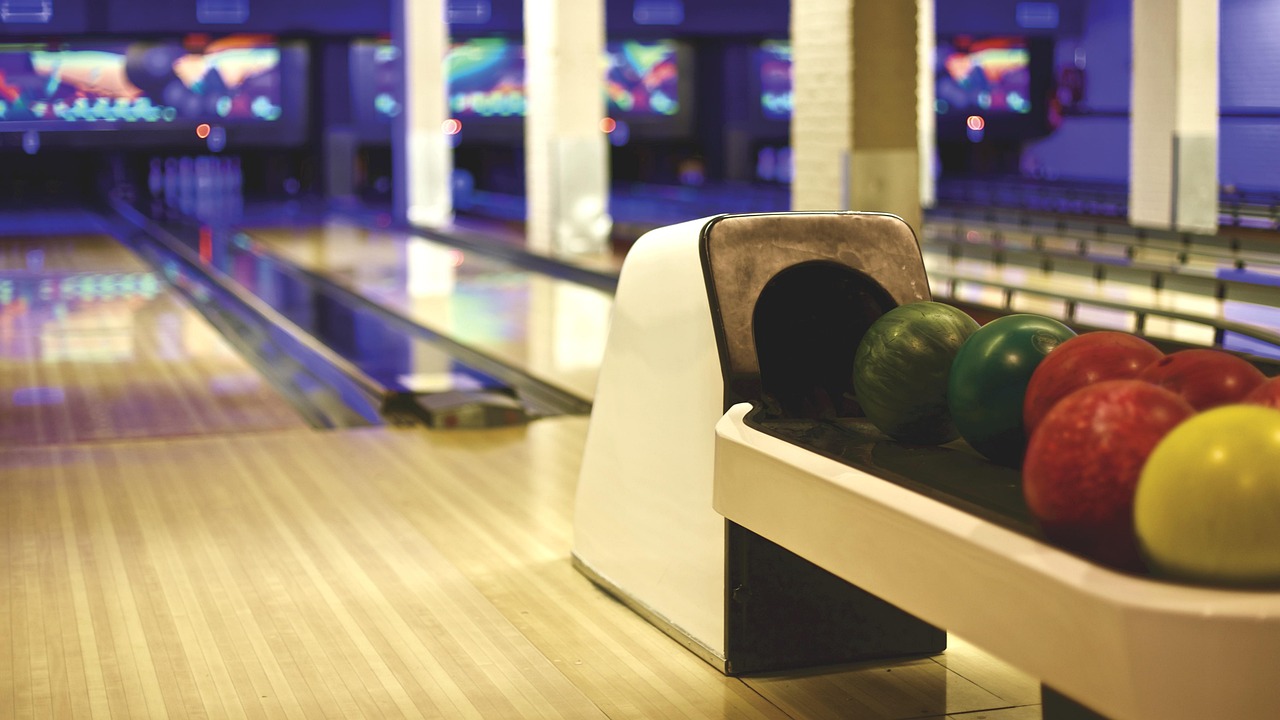 venez découvrir le plaisir du bowling ! que vous soyez débutant ou expert, profitez d'une expérience ludique et conviviale entre amis ou en famille. des pistes modernes, des soins personnalisés et une ambiance festive vous attendent pour des heures de divertissement.