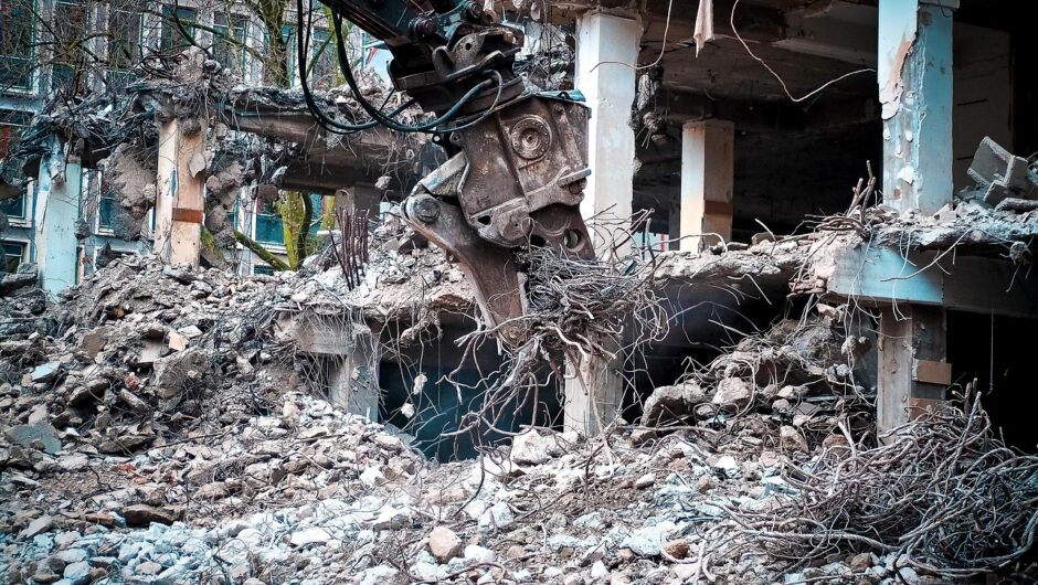 découvrez nos services de démolition professionnels et sécurisés. nous proposons des solutions adaptées à vos projets, que ce soit pour des bâtiments résidentiels ou commerciaux. notre équipe expérimentée assure un travail rapide tout en respectant les normes de sécurité en vigueur.