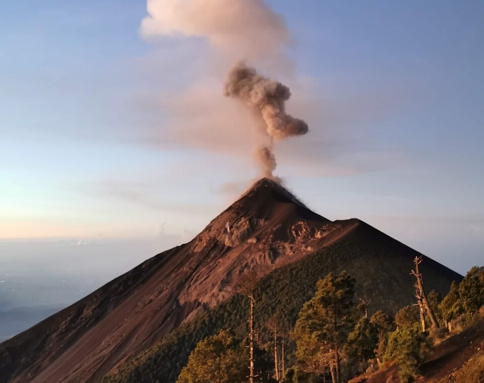 découvrez la randonnée volcanique : explorez des paysages spectaculaires, marchez sur des cratères actifs et admirez la beauté brute des volcans. aventure et sensations garanties !