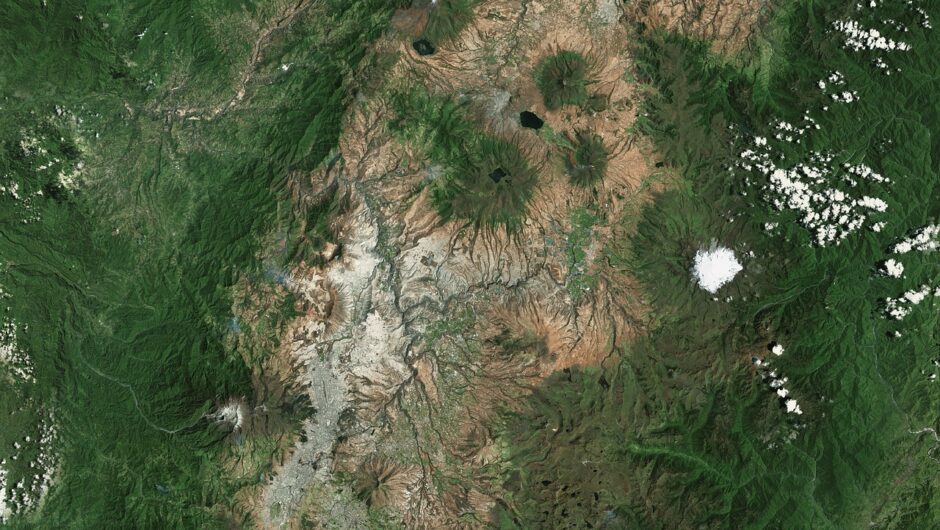 découvrez tout ce qu'il faut savoir sur la topographie : techniques de mesure, applications, équipement utilisé et son importance dans la cartographie et l’ingénierie.
