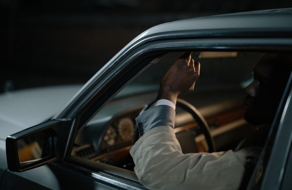 apprenez à identifier rapidement les fissures sur votre pare-brise grâce à notre guide complet. préservez votre sécurité et évitez des réparations coûteuses.