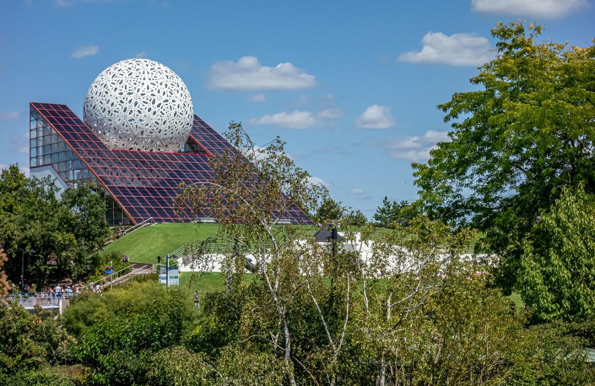 découvrez le futuroscope, un parc d'attractions unique alliant technologie, spectacles et expériences immersives pour toute la famille.
