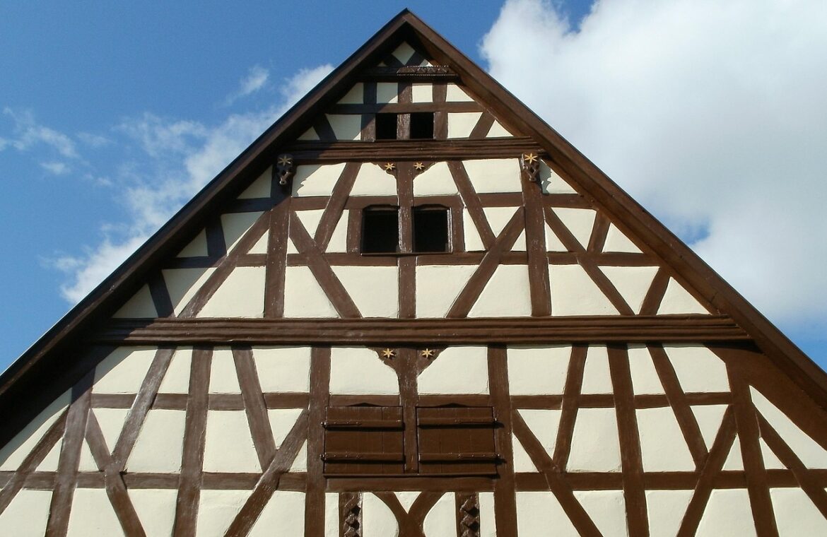 découvrez les techniques et conseils essentiels pour la charpente de toit, garantissant solidité et durabilité à votre construction.