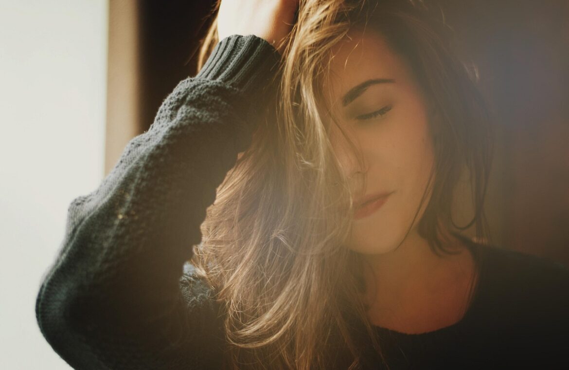 découvrez une routine efficace pour stimuler la pousse des cheveux et obtenir une chevelure dense et saine grâce à des soins adaptés.