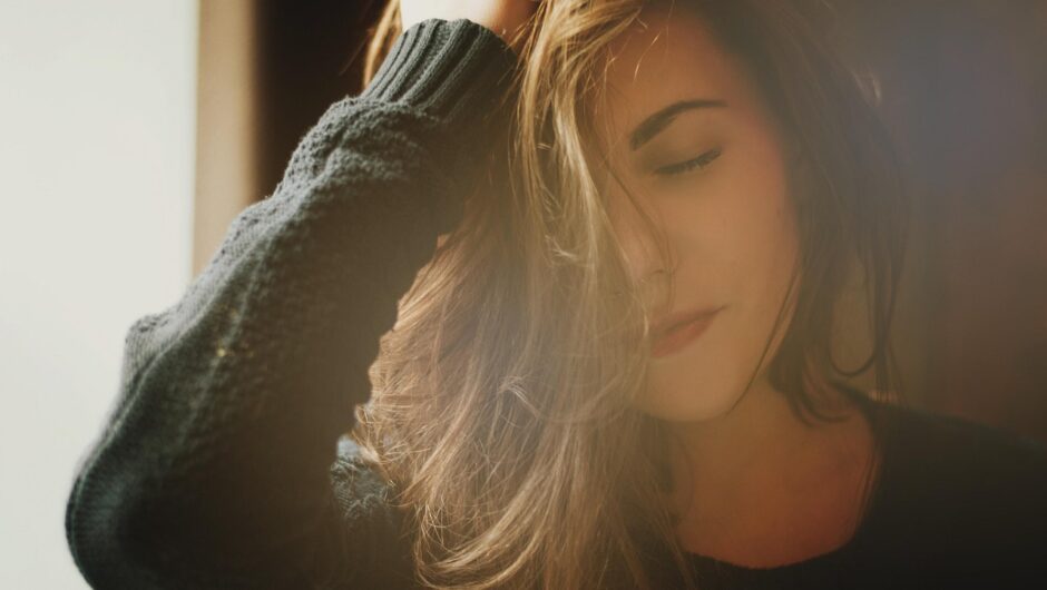 découvrez une routine efficace pour stimuler la pousse des cheveux et obtenir une chevelure dense et saine grâce à des soins adaptés.