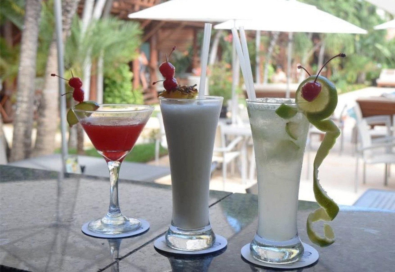 découvrez notre cocktail bar, un lieu convivial où savourer des cocktails exquis préparés par des mixologues passionnés dans une ambiance unique.