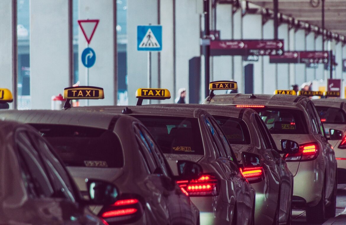 service de taxi conventionnel fiable et sécurisé pour tous vos déplacements en ville. réservez facilement un taxi traditionnel disponible à tout moment.