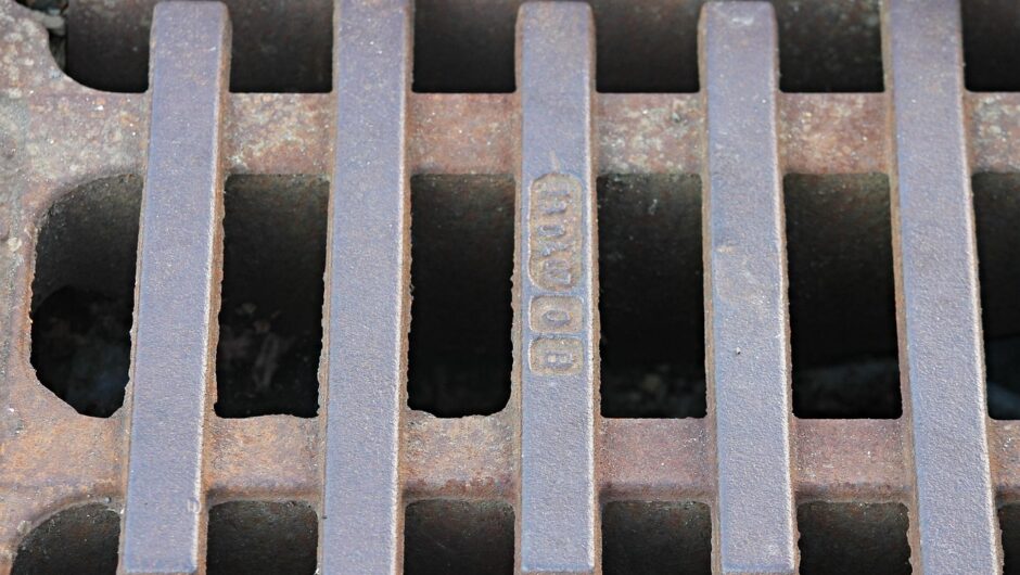 installation de canaux de drainage pour une gestion efficace des eaux pluviales et l'amélioration du drainage sur votre terrain.