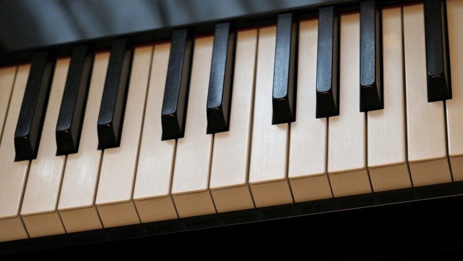 découvrez une méthode de piano pour débutants, facile à suivre, idéale pour apprendre les bases du piano rapidement et efficacement.