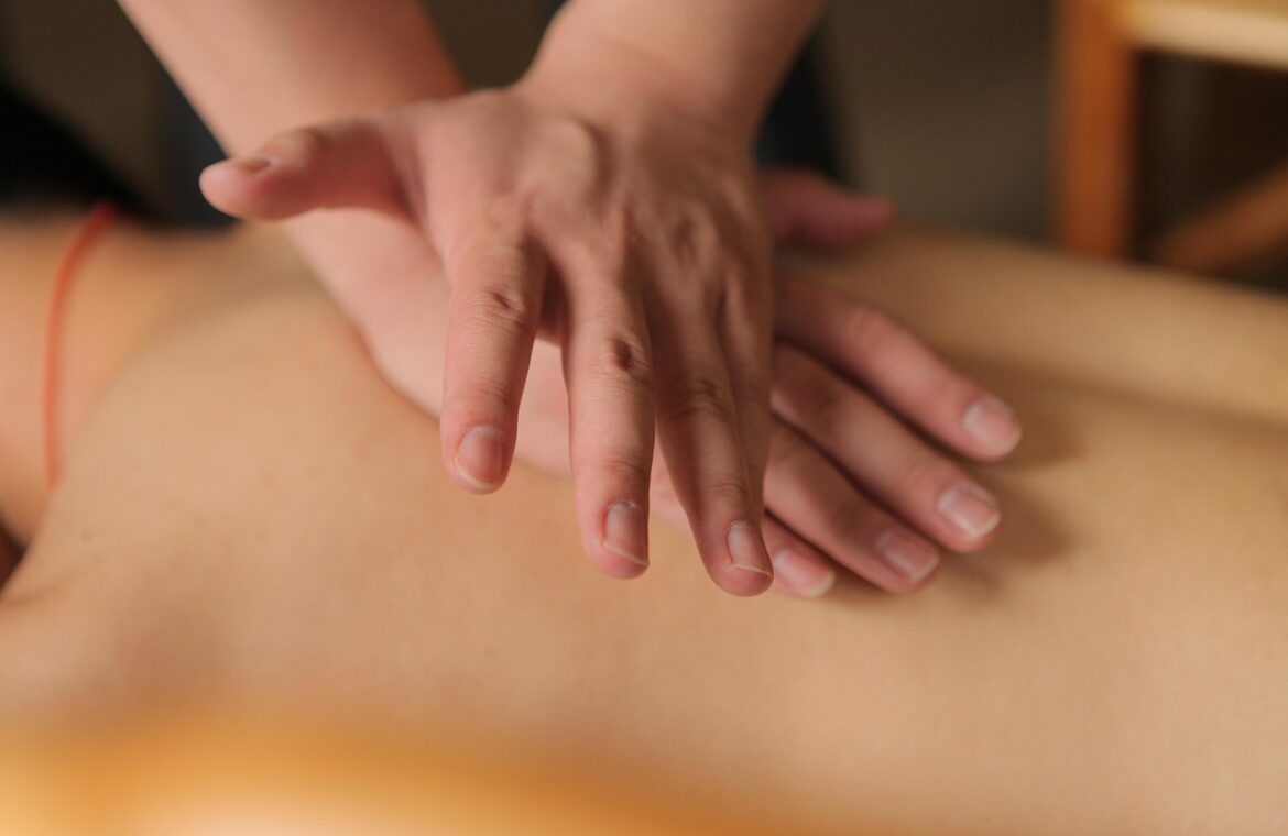 découvrez les techniques de massage énergétique pour revitaliser votre corps et harmoniser votre énergie intérieure.