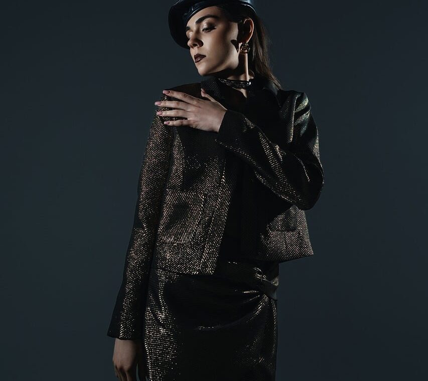 découvrez l'élégance et l'exclusivité de la haute couture, où chaque création est un chef-d'œuvre artisanal alliant savoir-faire traditionnel et innovation.