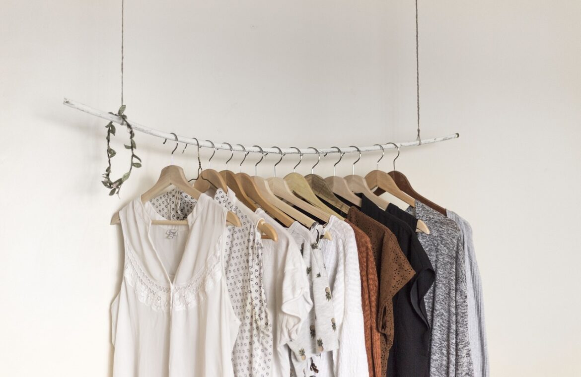 découvrez les essentiels d'une garde-robe minimaliste pour un style épuré et intemporel, alliant simplicité et fonctionnalité au quotidien.