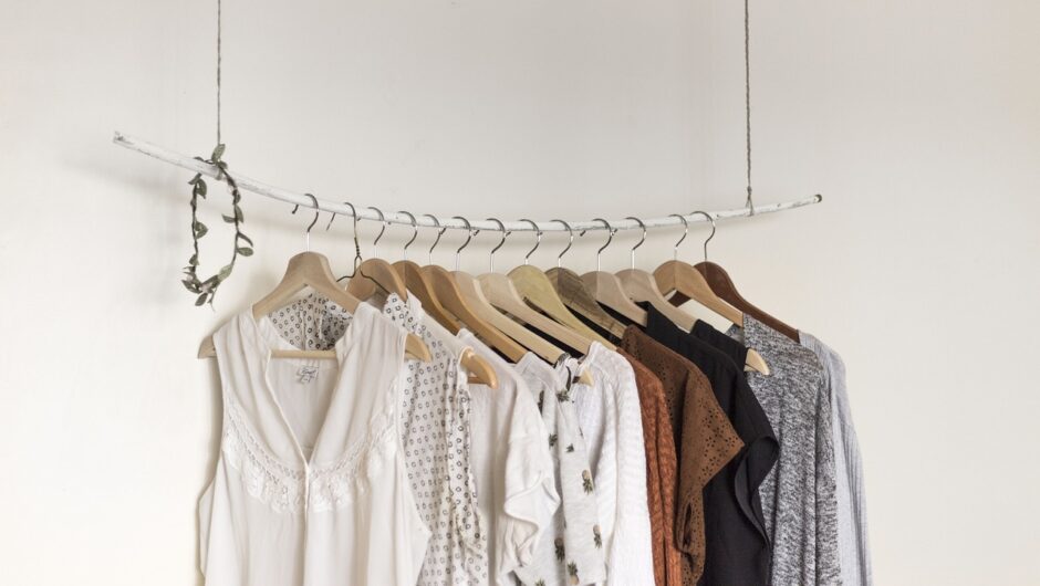 10 pièces basiques pour une garde-robe de mode minimaliste parfaite