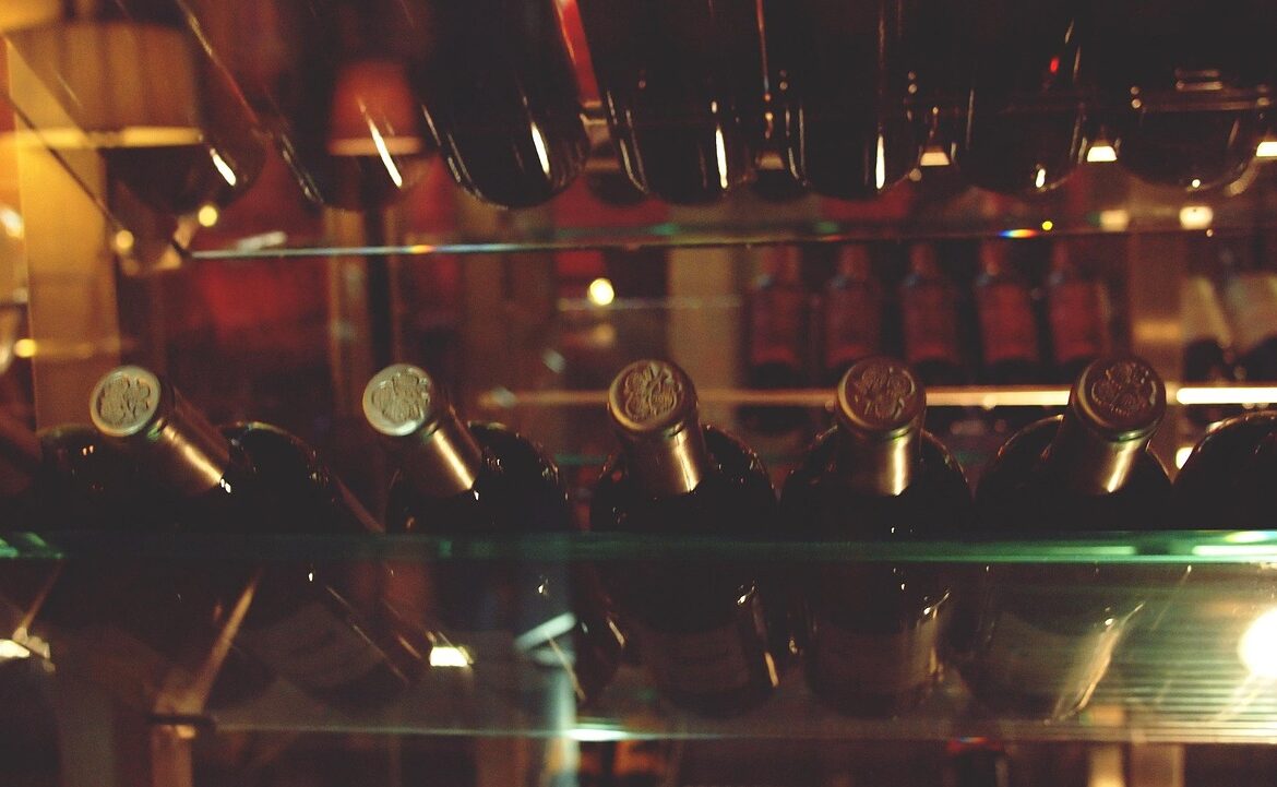 découvrez comment organiser une cave à vin familiale de manière efficace pour conserver et apprécier vos bouteilles préférées en toute simplicité.