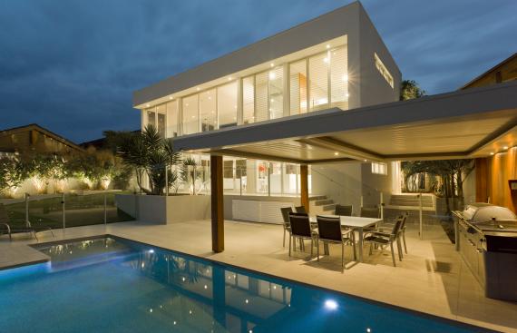 Pergola : le comparatif des systèmes de motorisation
