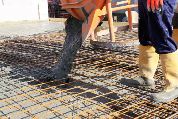 Empierrement : le match entre béton désactivé et graviers