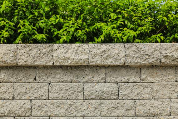 Maçonnerie paysagère : construire des murets de soutènement décoratifs
