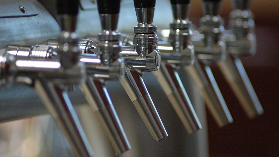 découvrez nos distributeurs de bière professionnels, conçus pour servir une bière fraîche et parfaitement dosée dans les bars, restaurants et événements.