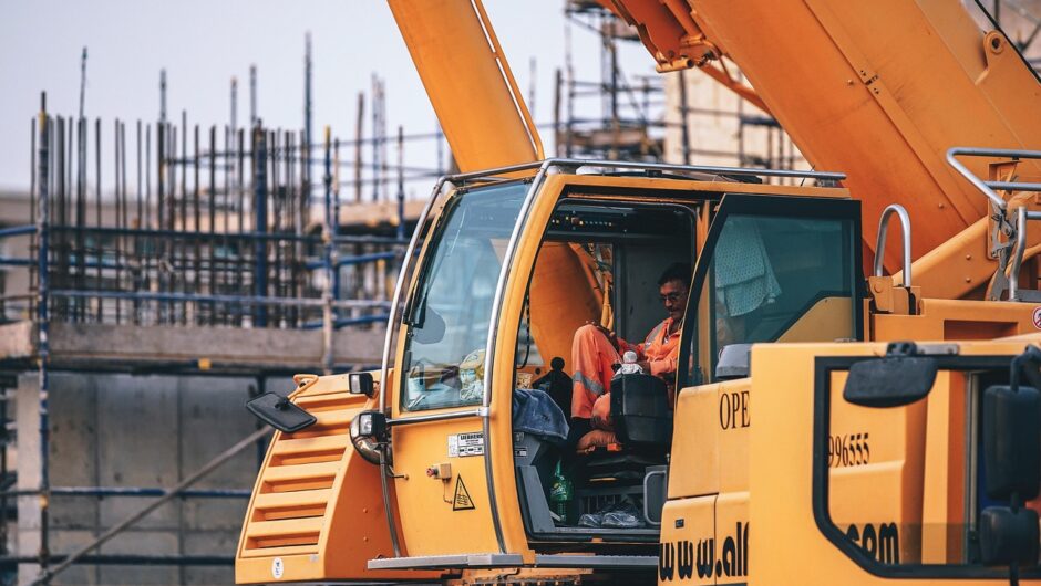 découvrez les bonnes pratiques de sécurité des grues pour prévenir les accidents, protéger les opérateurs et assurer des opérations de levage sûres.