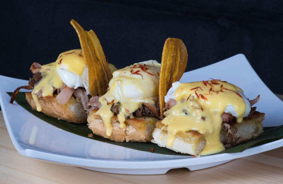 découvrez la recette des œufs bénédicte : des muffins anglais garnis d’œufs pochés, de bacon et d’une onctueuse sauce hollandaise.