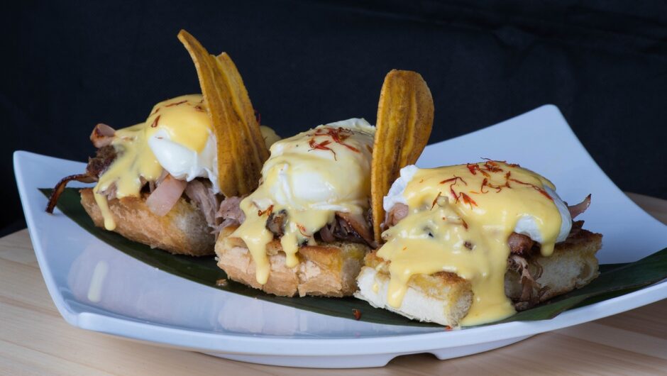 découvrez la recette des œufs bénédicte : des muffins anglais garnis d’œufs pochés, de bacon et d’une onctueuse sauce hollandaise.