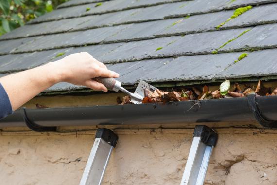 Gouttière bouchée : quelles solutions avant les fortes pluies ?