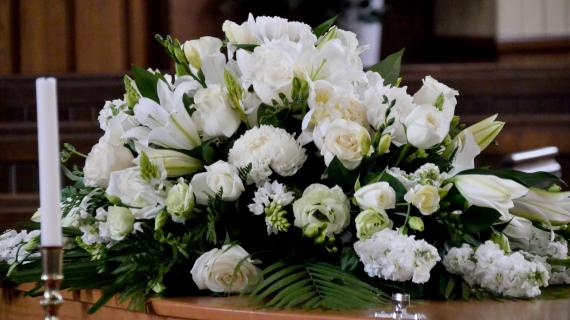Comment choisir une composition de fleurs funéraires ?